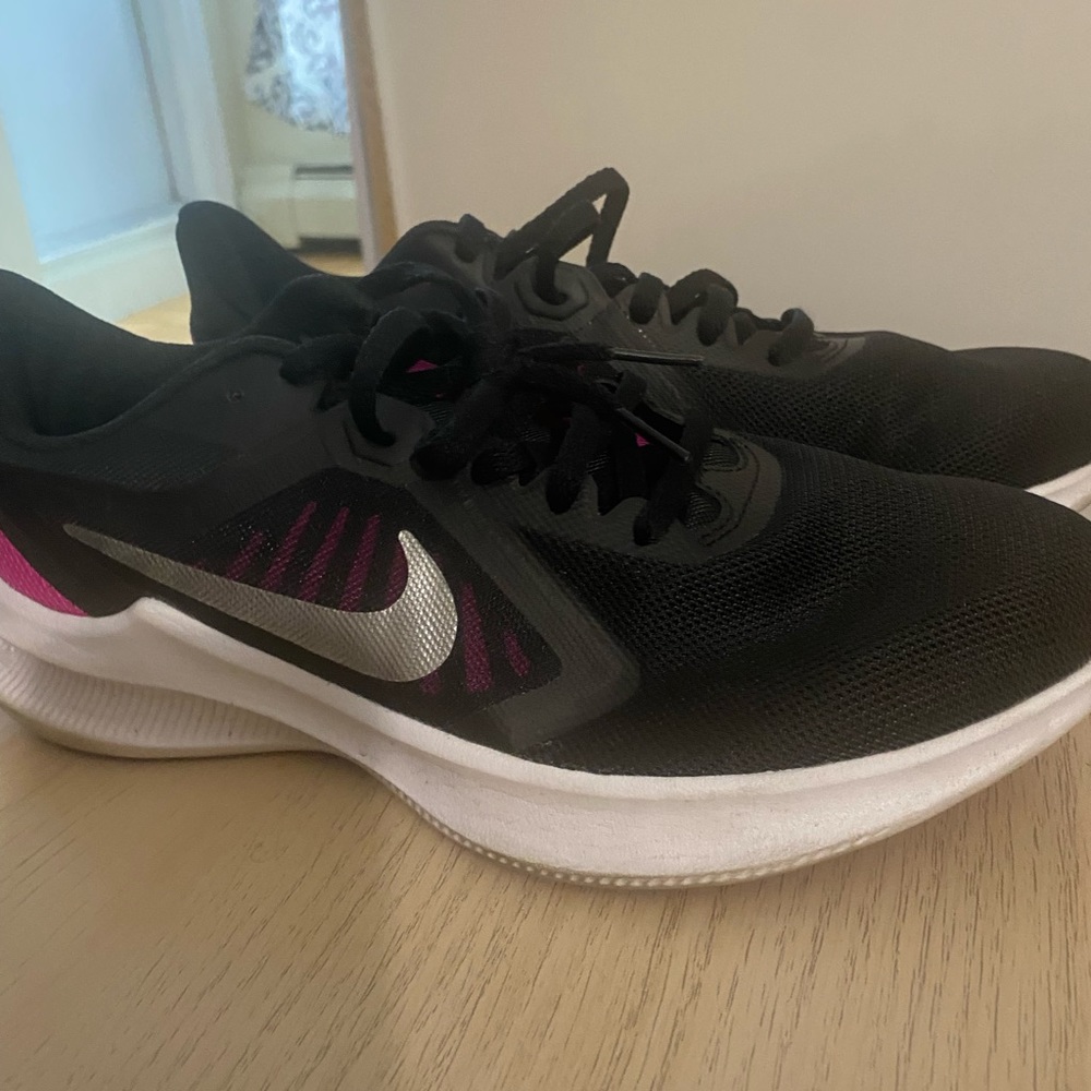 Nike Women’s Running Shoes. Size :9 Color: Black Pink and Silver.